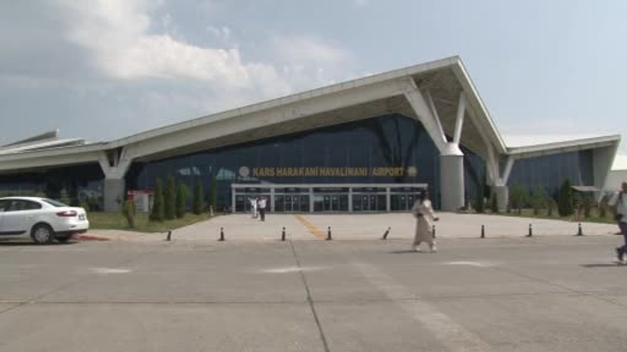 Bakü-Kars direkt uçak seferleri başladı, ilk uçak törenle karşılandı