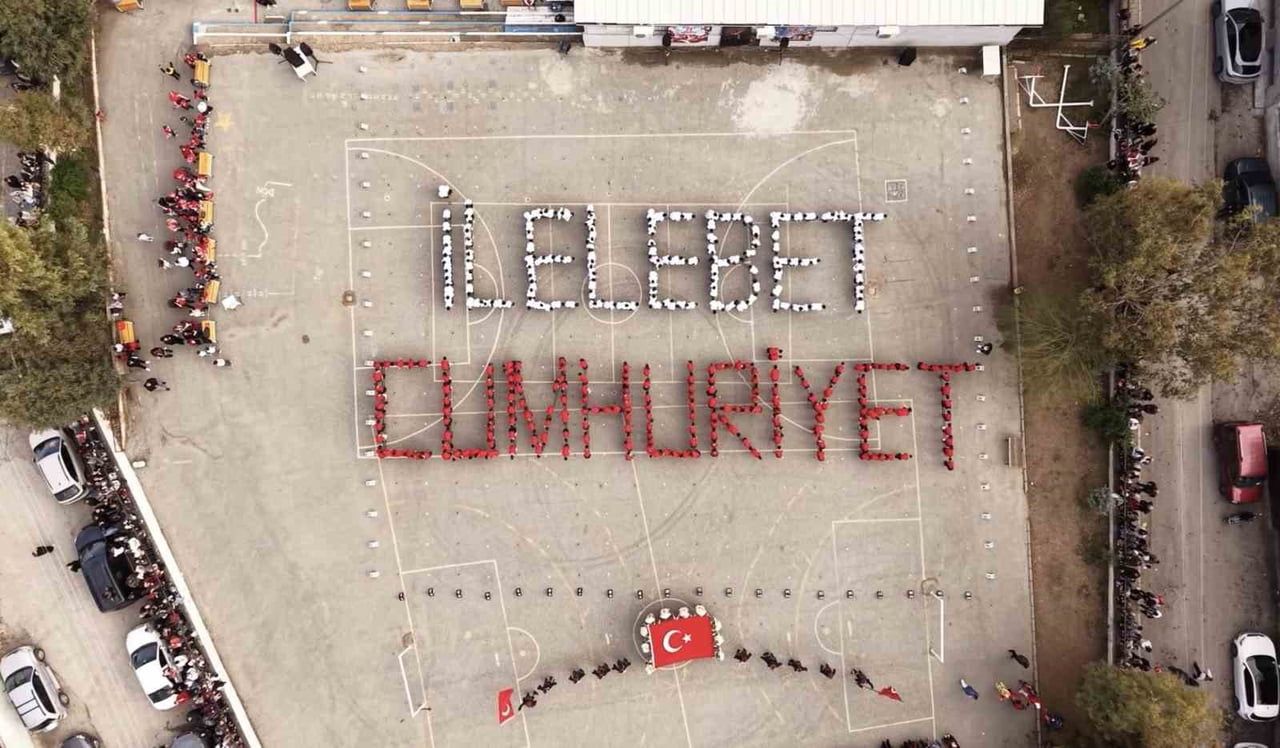 İZMİR’İN BUCA İLÇESİNDE BULUNAN DİRAYET SÜREN İLKOKULU, CUMHURİYETİN KURULUŞUNUN 103’ÜNCÜ YIL...