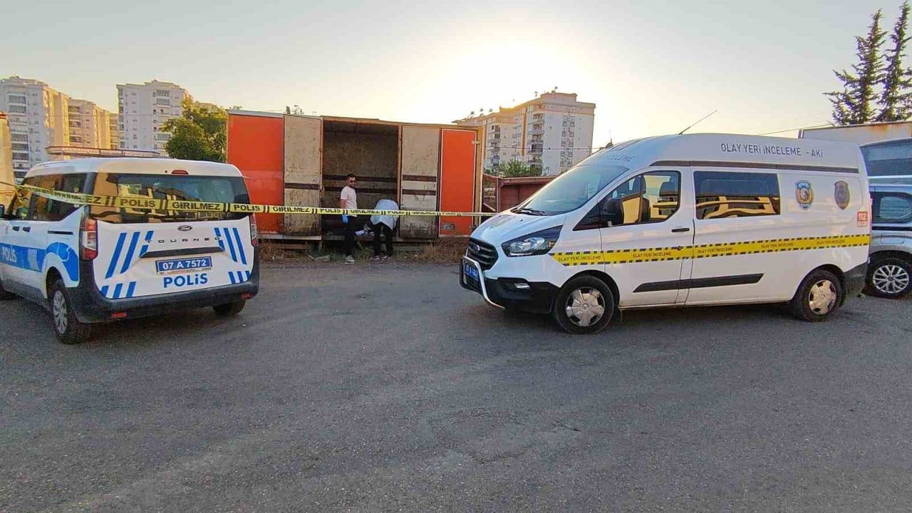 ANTALYA'NIN KEPEZ İLÇESİNDE KAMYONET KASASINDA YAŞAMINI SÜRDÜRDÜĞÜ ÖĞRENİLEN 66 YAŞINDAKİ ZEKİ...