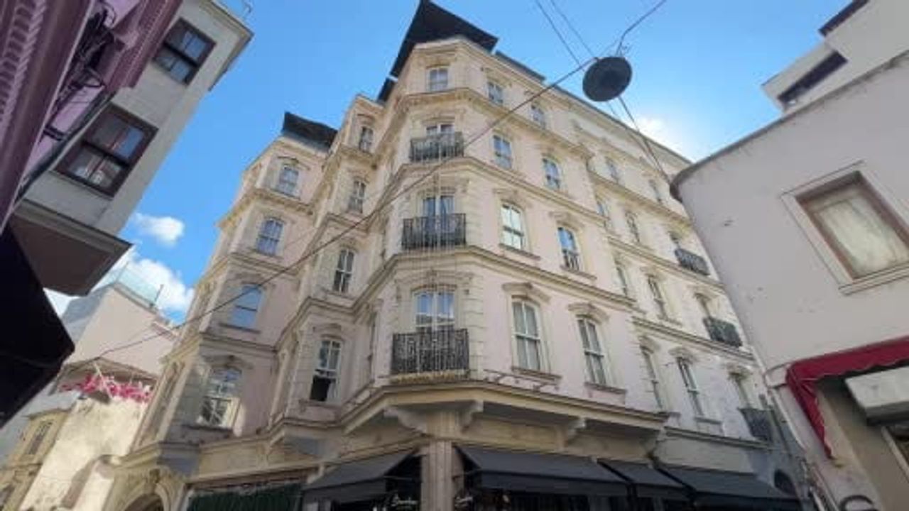 Beyoğlu'nda otelin terasından düşen aşçı hayatını kaybetti