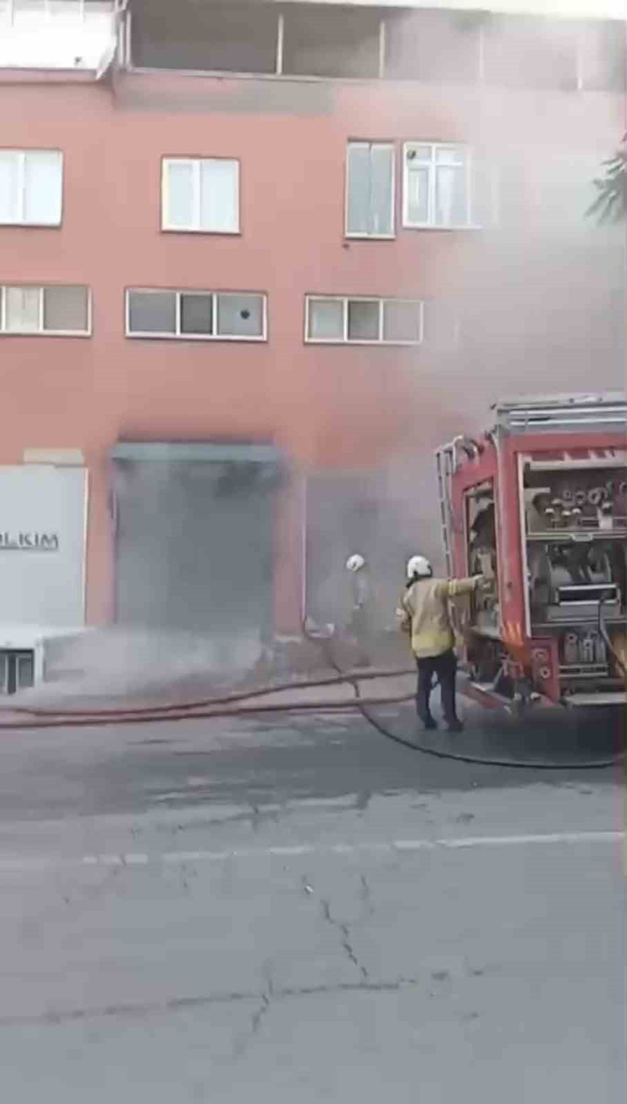 PENDİK ÇINARDERE MAHALLESİ'NDE 7 KATLI BİR BİNANIN GİRİŞ KATINDAKİ DÜKKANDA HENÜZ BİLİNMEYEN BİR...