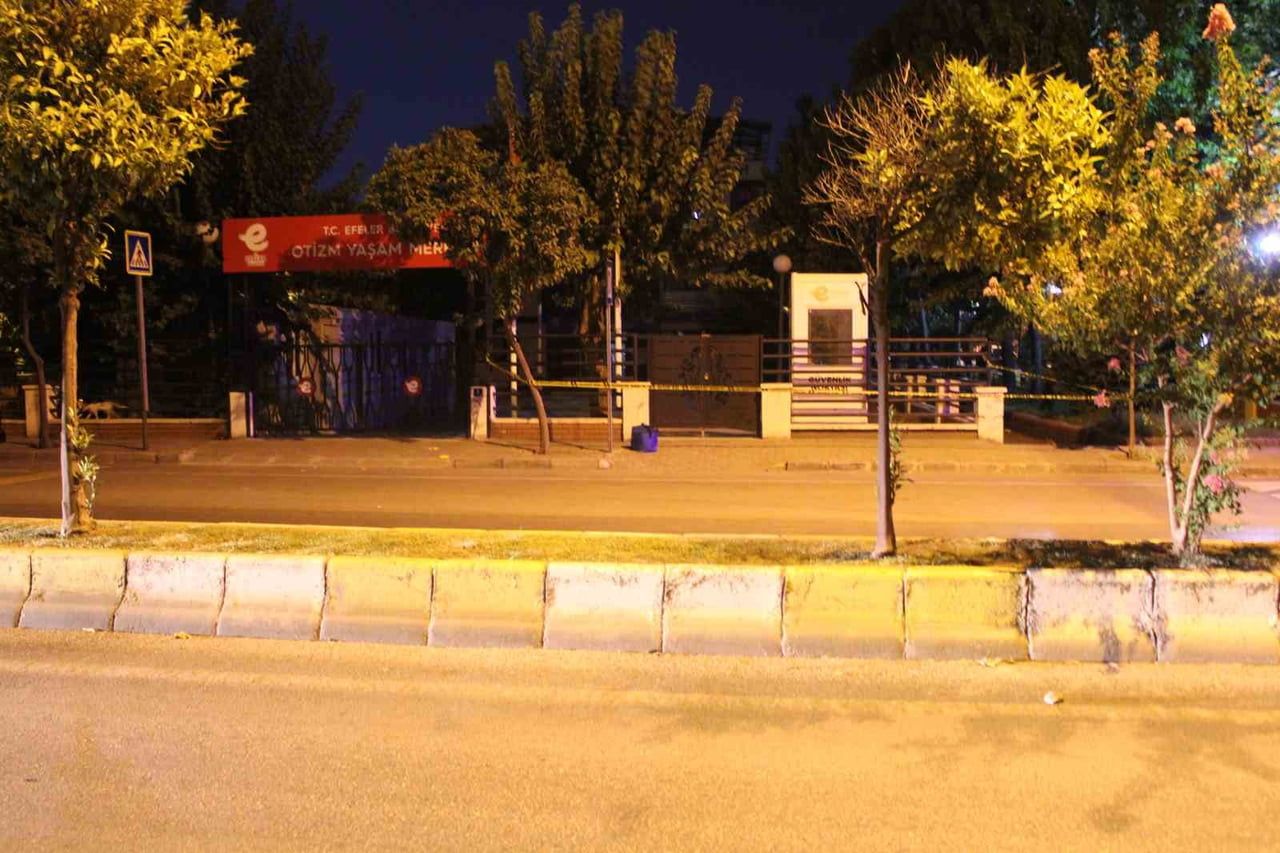 AYDIN'IN EFELER İLÇESİNDE GECE SAATLERİNDE DURAK TABELASI ALTINA BIRAKLAN ŞÜPHELİ ÇANTA EKİPLERİ...