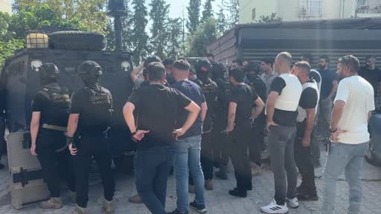 Adana’da kesinleşmiş hapis cezası olan şahıs elindeki patlayıcıyla polise direniyor