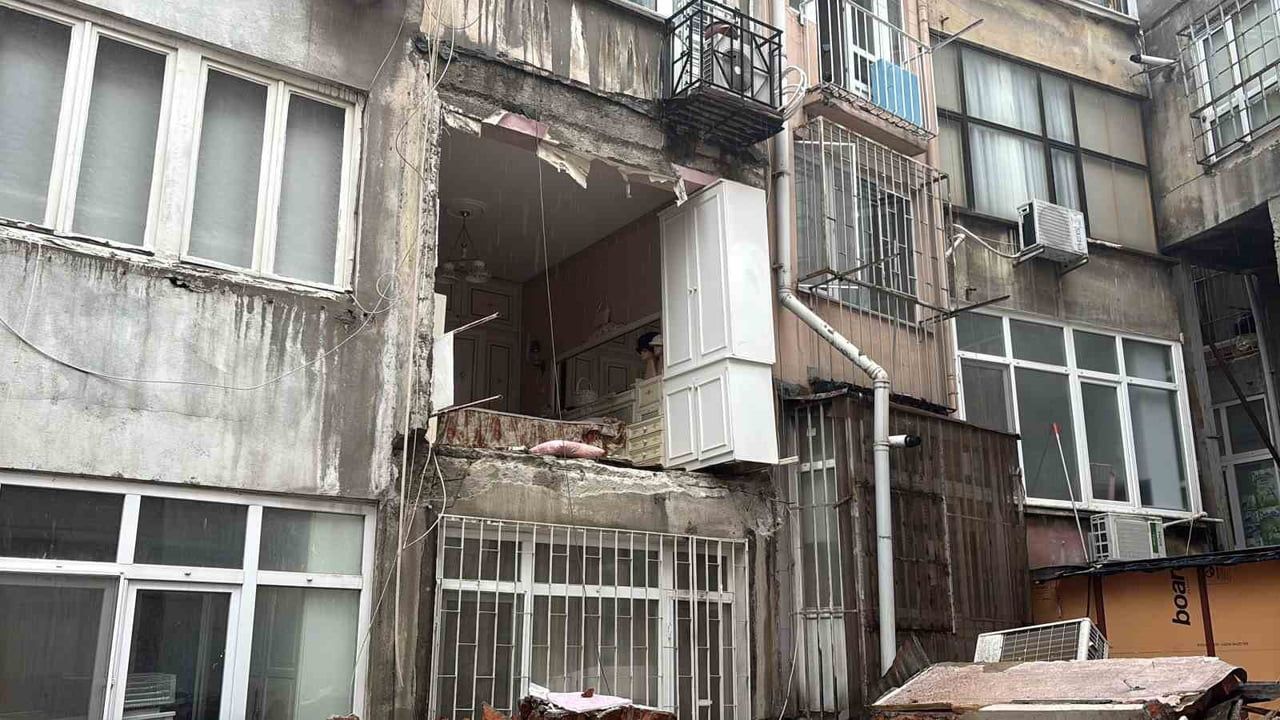 İSTANBUL NİŞANTAŞI'NDA BİR BİNANIN DUVARINDA ÇÖKME MEYDANA GELDİ.