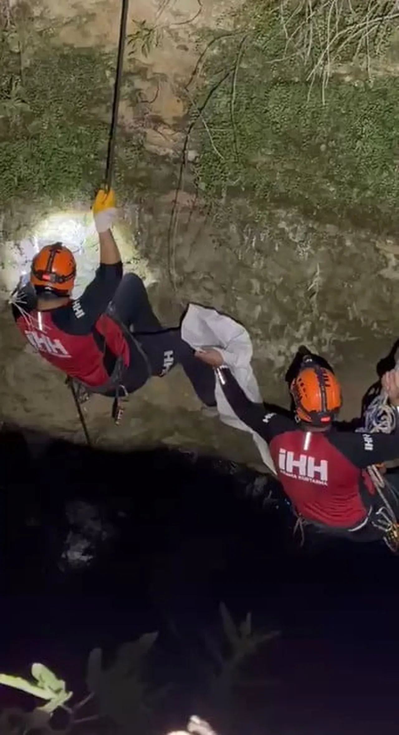ANTALYA’NIN ALANYA İLÇESİNDE 10 METRE DERİNLİĞİNDEKİ SU KUYUSUNDA MAHSUR KALAN KEDİ, ARAMA...