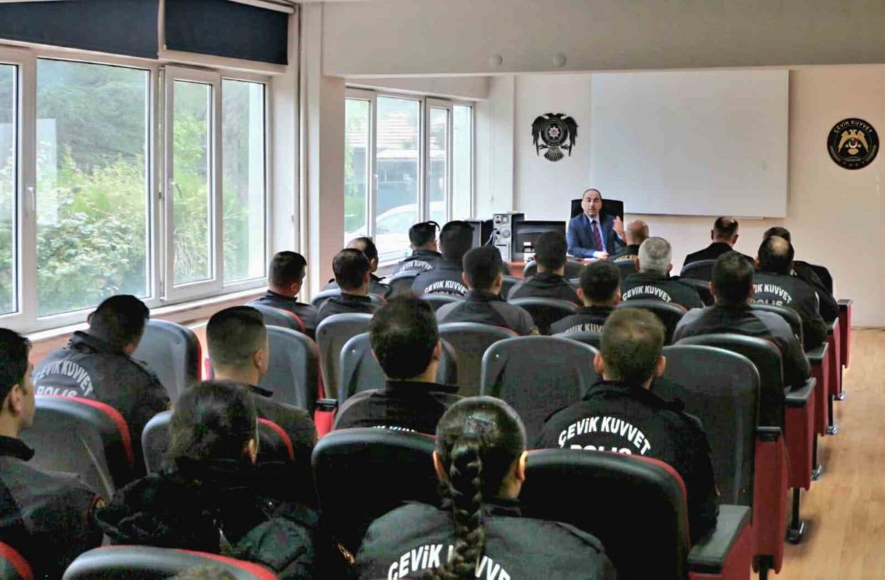 ESKİŞEHİR İL EMNİYET MÜDÜRÜ TOLGA YILMAZ, ÇEVİK KUVVET EKİPLERİYLE BİR ARAYA GELEREK YÜRÜTÜLEN...