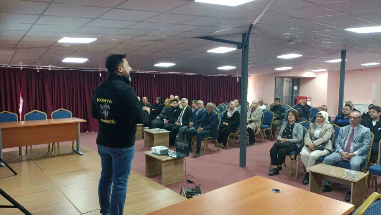 KONYA’NIN HÜYÜK İLÇESİNDE, UYUŞTURUCU VE MADDE BAĞIMLILIĞIYLA MÜCADELEDE AİLELERİN ROLÜNE DİKKAT...