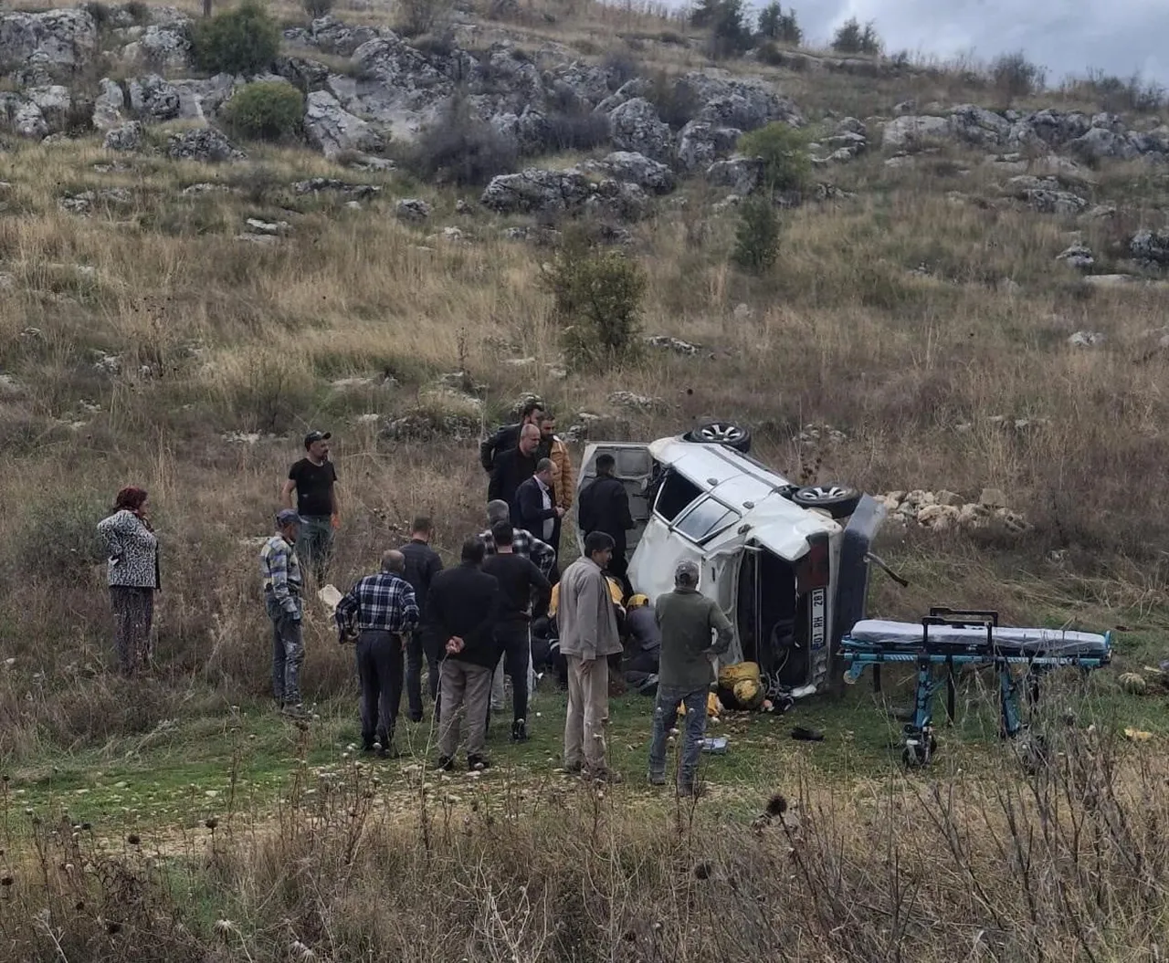 ADIYAMAN’IN BESNİ İLÇESİNDE OTOMOBİLİN ŞARAMPOLE YUVARLANMASI SONUCU 2 KİŞİ YARALANDI.