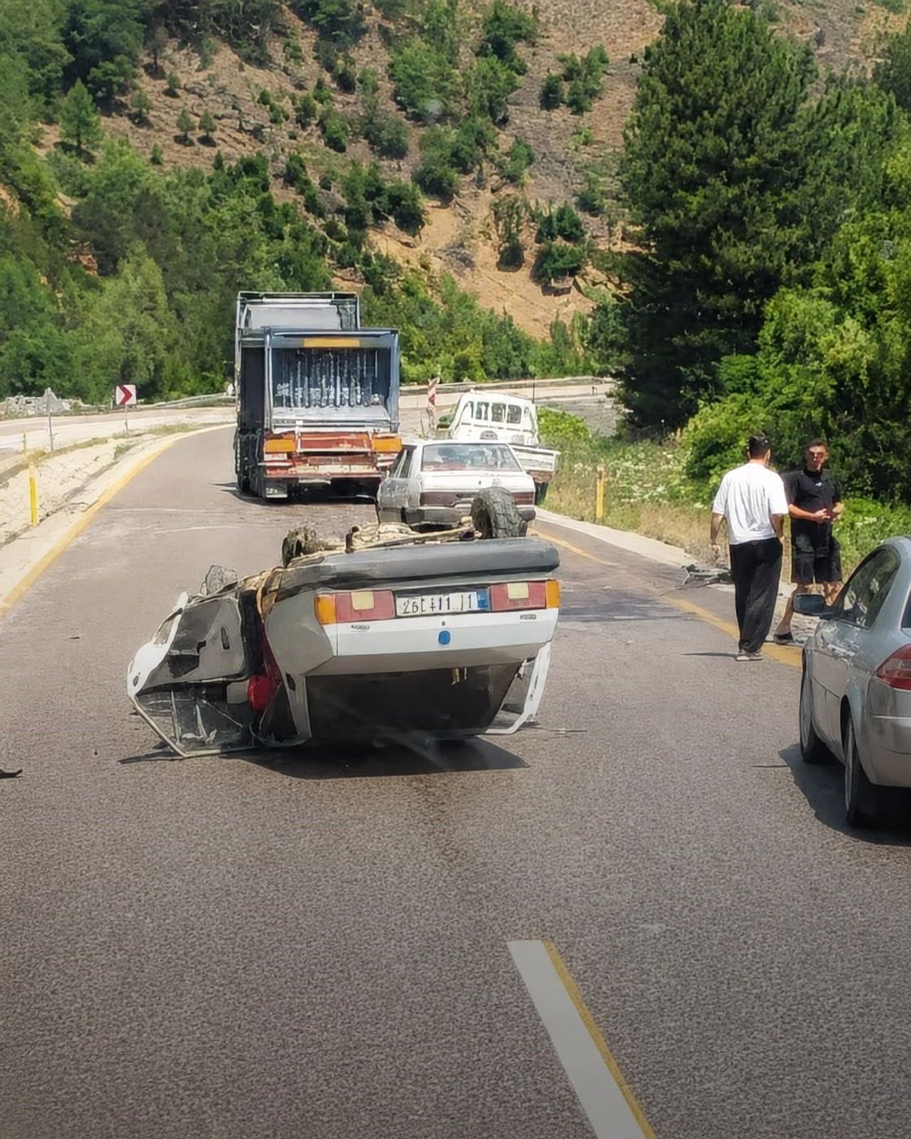 KASTAMONU'DA İKİ OTOMOBİLİN ÇARPIŞMASI NETİCESİNDE MEYDANA GELEN KAZADA 3 KİŞİ YARALANDI.