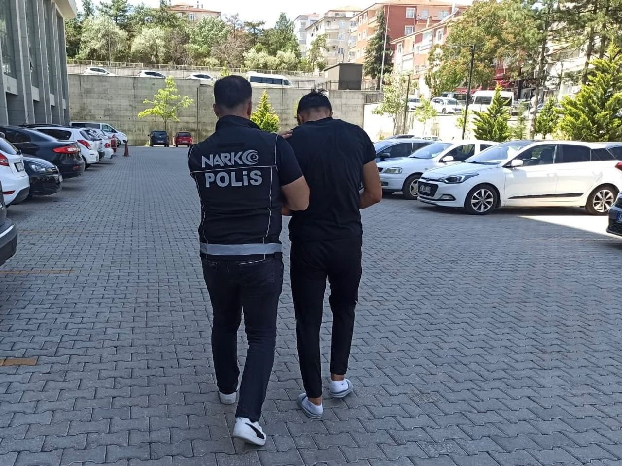 KIRIKKALE’DE POLİS EKİPLERİNCE DÜZENLENEN OPERASYONDA ÜZERİNDE 377 ADET SENTETİK UYUŞTURUCU HAP...