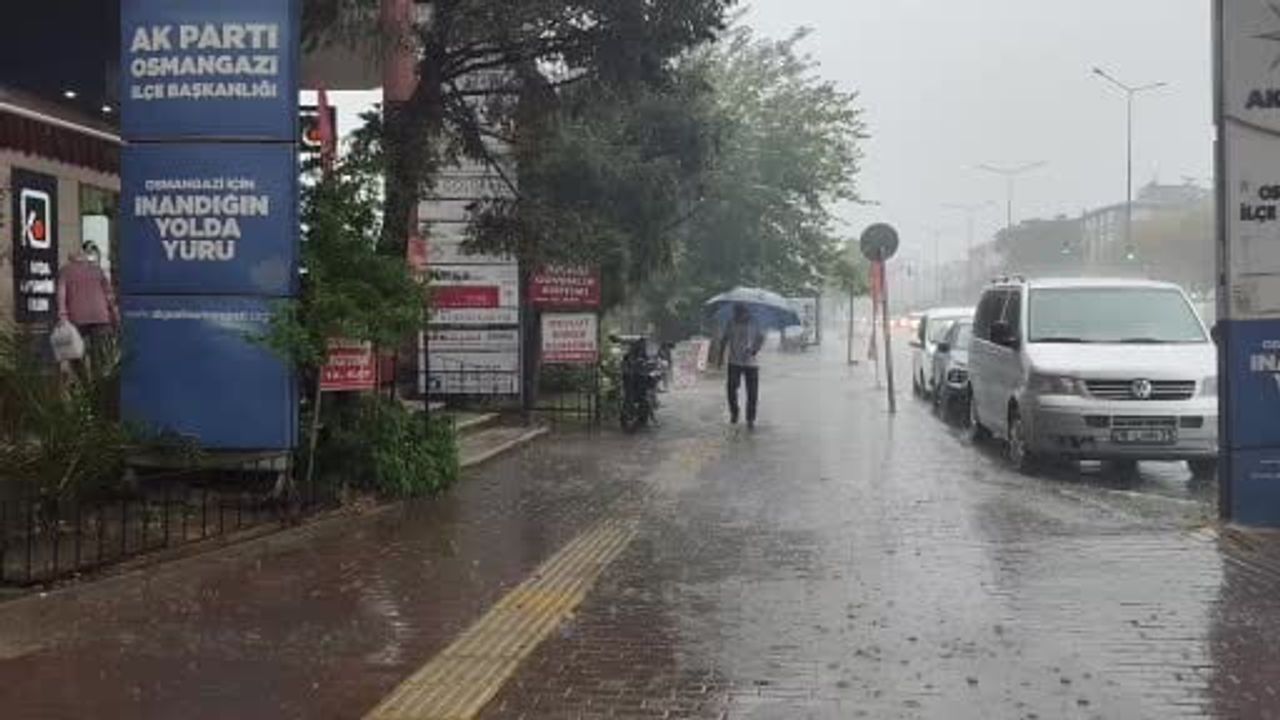 Bursa'da yollar göle döndü, vatandaşlar zor anlar yaşadı