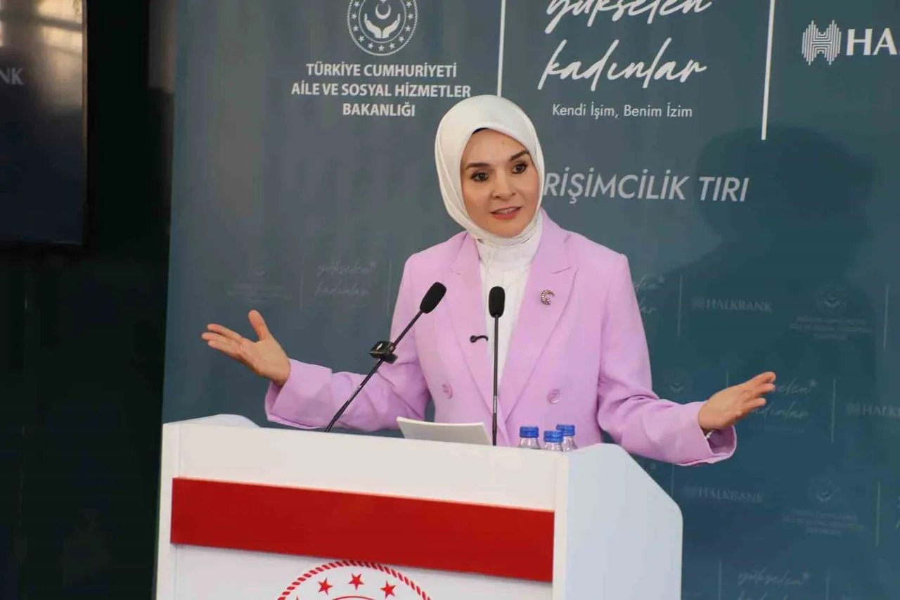 AİLE VE SOSYAL HİZMETLER BAKANI MAHİNUR ÖZDEMİR GÖKTAŞ, ÇEŞİTLİ ZİYARET VE PROGRAMLARA KATILMAK...