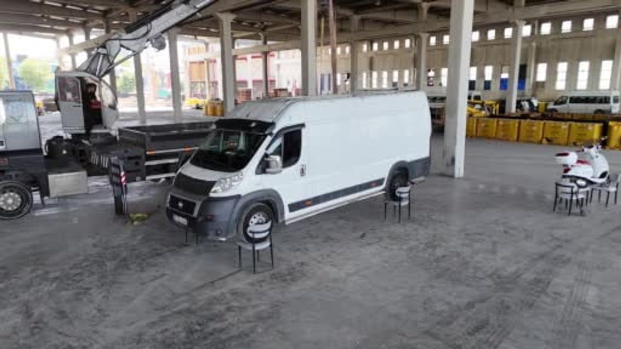 2,5 tonluk minibüsü sandalyenin üzerinde taşıdı