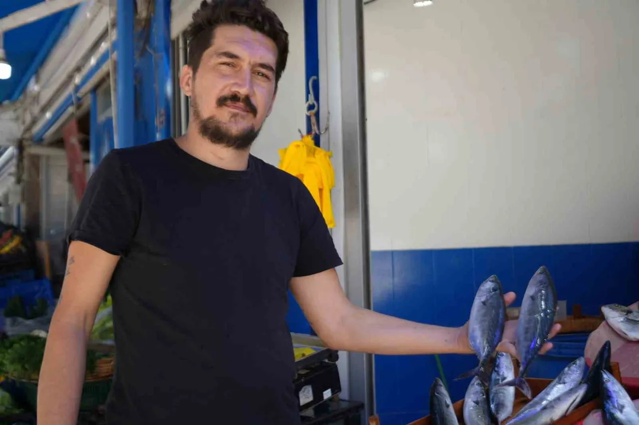 BİLECİK'TE BALIKÇILIK YAPAN BATUHAN ACAR;