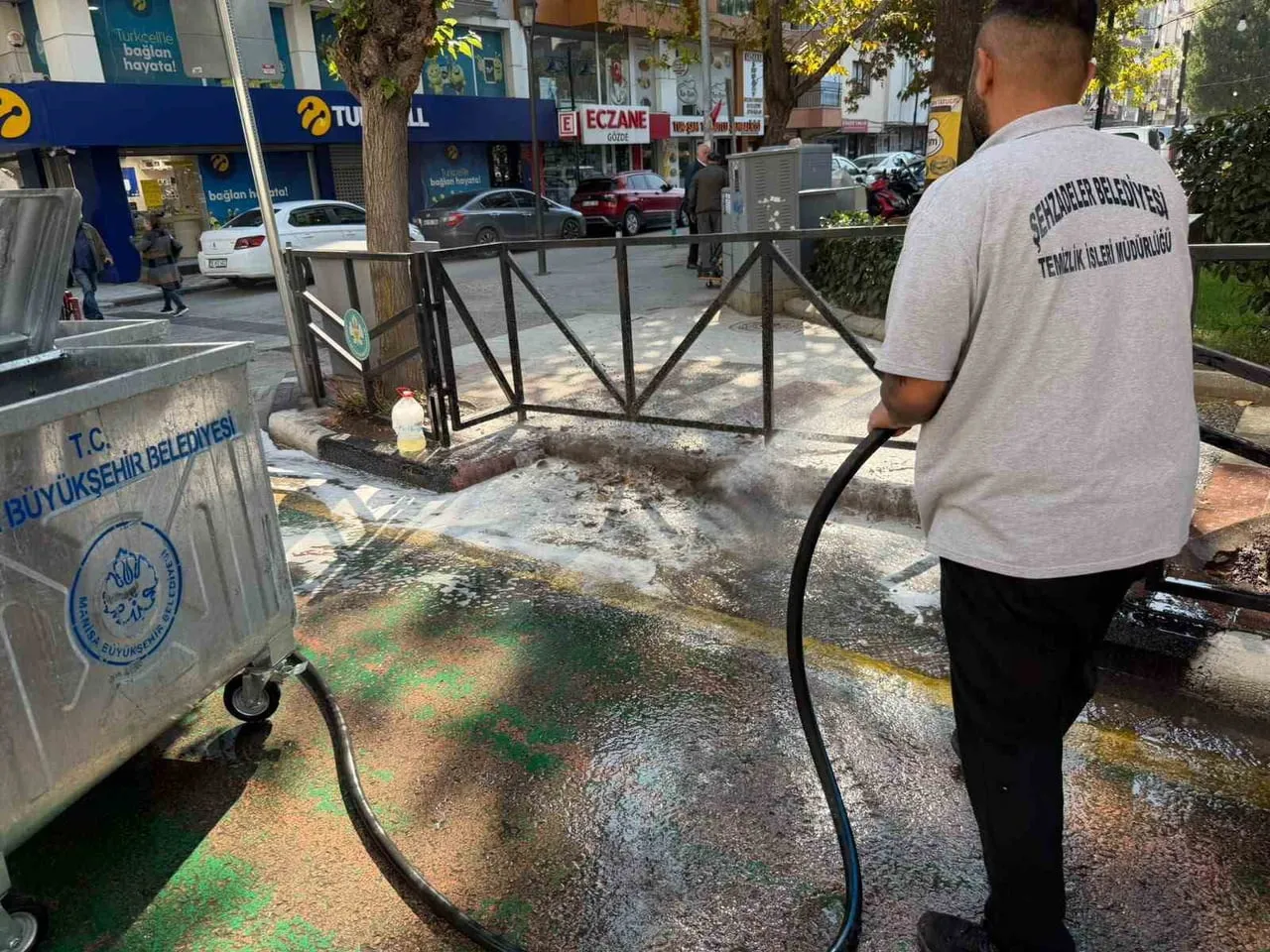 ŞEHZADELER BELEDİYESİ EKİPLERİ, İLÇE GENELİNDEKİ ÇÖP KONTEYNERLERİNİ VE KONTEYNER ALANLARINI ÖZEL...