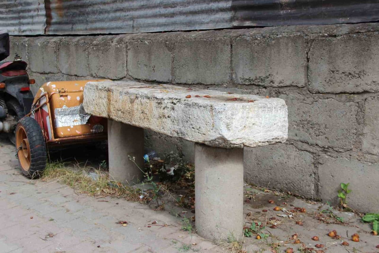 SİVAS’TA MÜSTAKİL BİR EVİN DIŞINDA, KALDIRIM ÜSTÜNDE DURAN MUSALLA TAŞI CADDEDEN GEÇENLERİ...