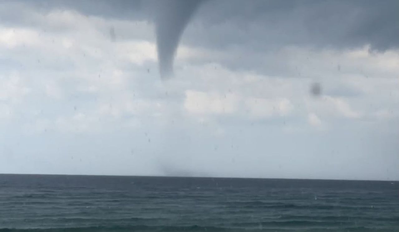 ANTALYA'NIN ALANYA İLÇESİNDE SABAH SAATLERİNDE DENİZ ÜZERİNDE OLUŞAN HORTUM, KISA SÜRELİ...