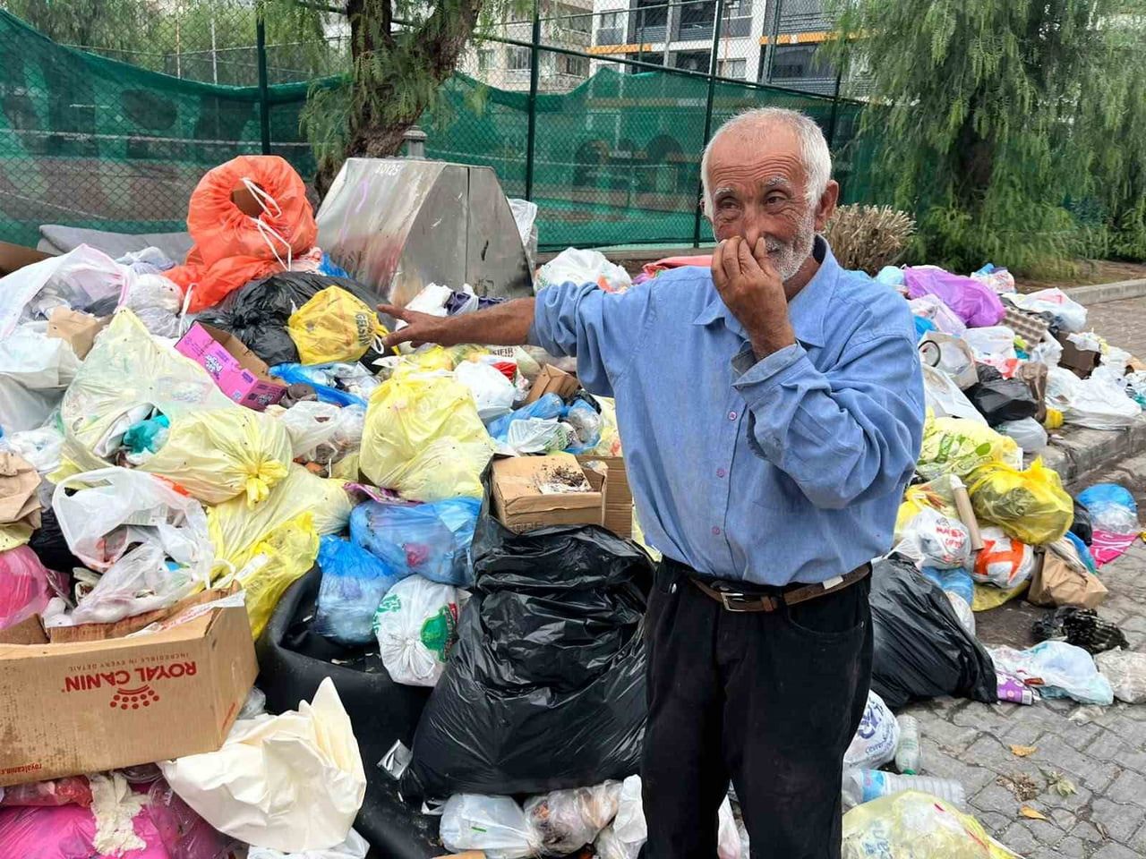 KARŞIYAKA İLÇESİNDE GÜNLERDİR TOPLANMAYAN EVSEL ATIKLAR NEDENİYLE SOKAKLARDA ÇÖP YIĞINLARI...