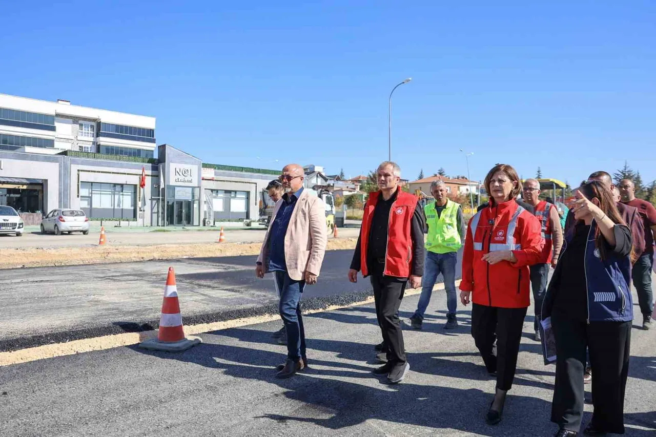ESKİŞEHİR BÜYÜKŞEHİR BELEDİYE BAŞKANI AYŞE ÜNLÜCE, 100. YIL BULVARI'NIN İKİNCİ ETABINDA TAMAMLANAN...