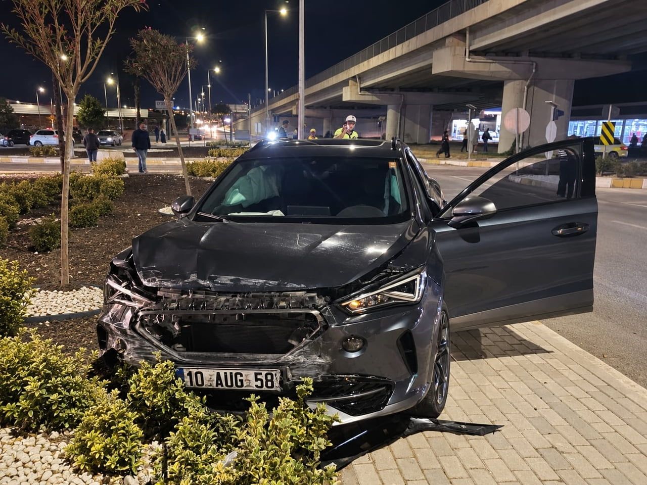 BANDIRMA-BURSA KARA YOLUNDA İKİ ARACIN KARIŞTIĞI TRAFİK KAZASI BİR İŞ YERİNİN GÜVENLİK KAMERASINA...