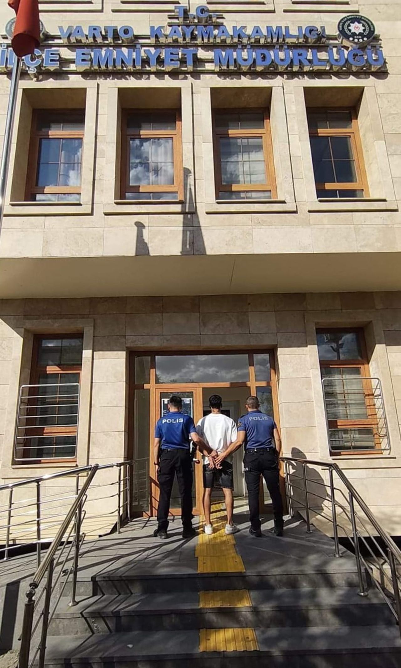 VARTO'DA POLİS EKİPLERİNCE YAPILAN ÇALIŞMADA "HRSIZLIK" SUÇUNDAN 3 YIL 4 AY KESİNLEŞMİŞ HAPİS...