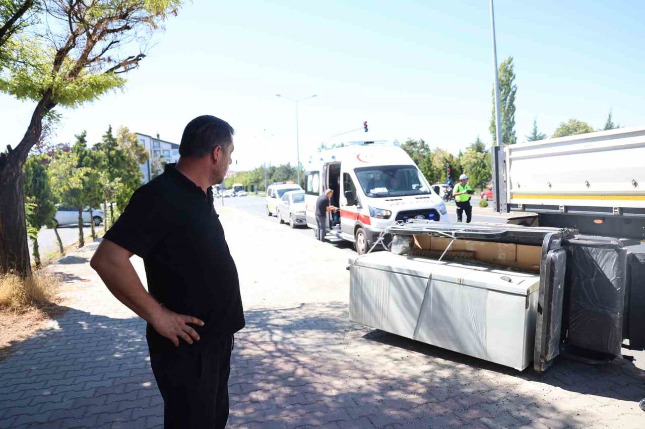 NEVŞEHİR’DE AMBULANSA YOL VERMEK İSTEYEN TIR SÜRÜCÜSÜ SAĞ ŞERİDE YANAŞTIĞI SIRADA AYNI YÖNDE...