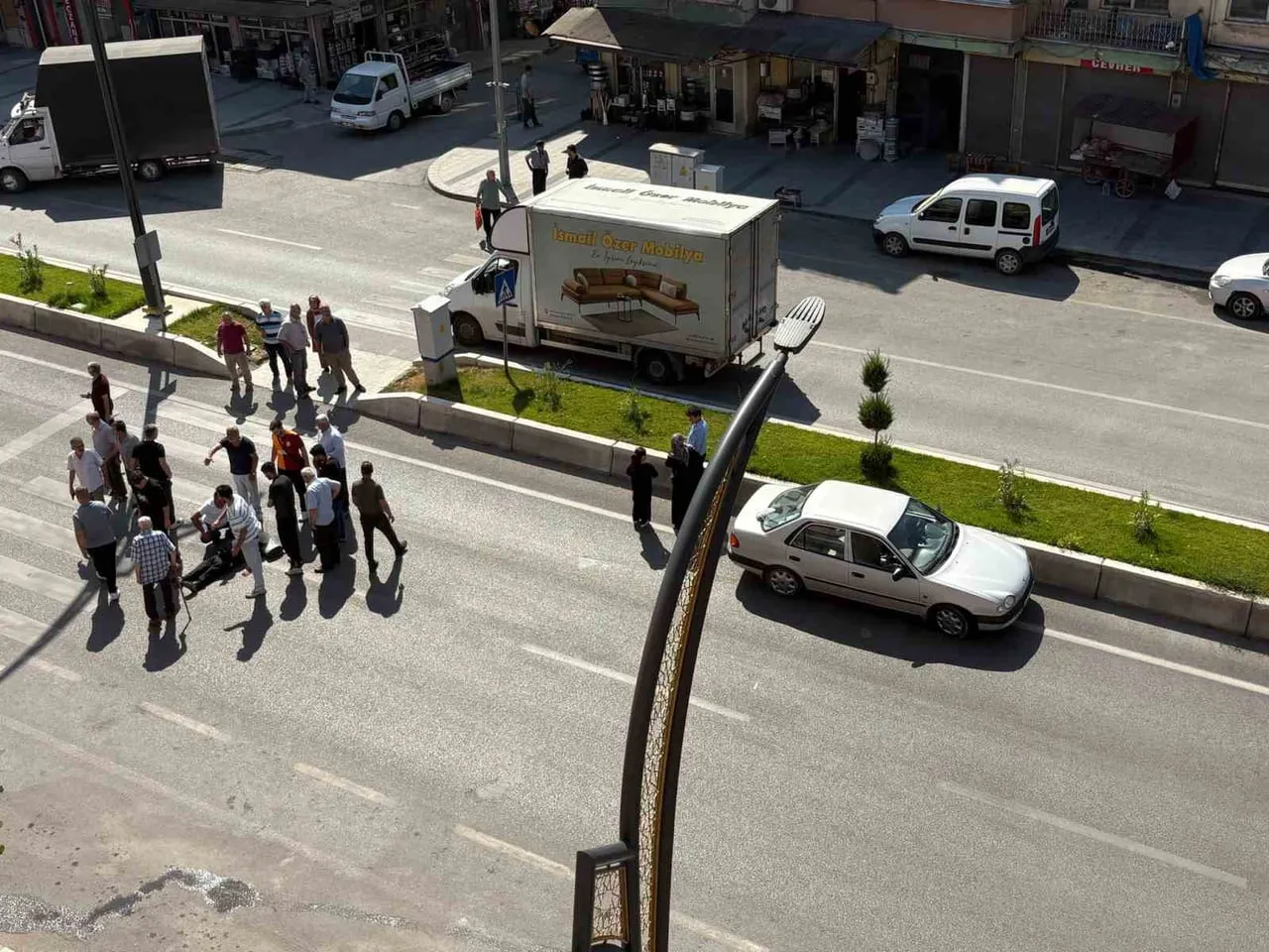 KARABÜK'TE YAYA GEÇİDİNDEN KARŞIYA GEÇMEYE ÇALIŞAN 77 YAŞINDAKİ KİŞİYE OTOMOBİLİN ÇARPMASI SONUCU...