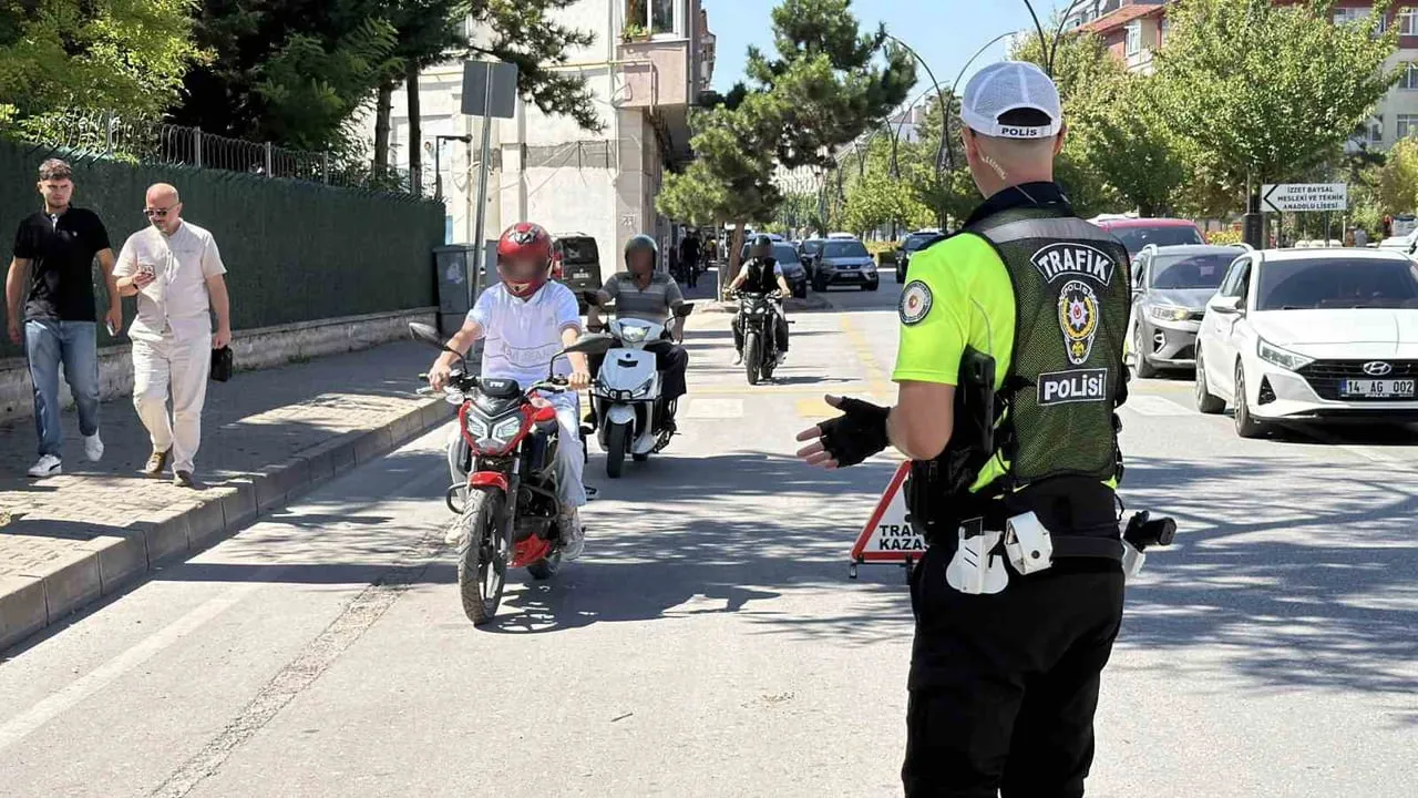 BOLU’DA POLİS EKİPLERİ TARAFINDAN MOTOSİKLET SÜRÜCÜLERİNE YÖNELİK GERÇEKLEŞTİRİLEN DENETİMLERDE...