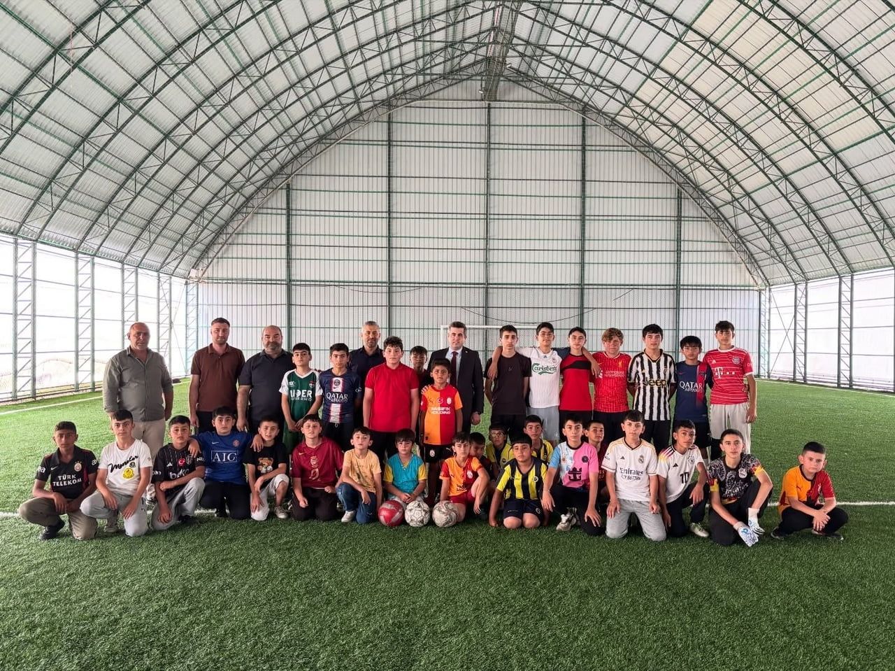 SUSUZ'DA YAZ KUR'AN KURSU ÖĞRENCİLERİNE FUTBOL MORAL OLDU(KARS-İHA)