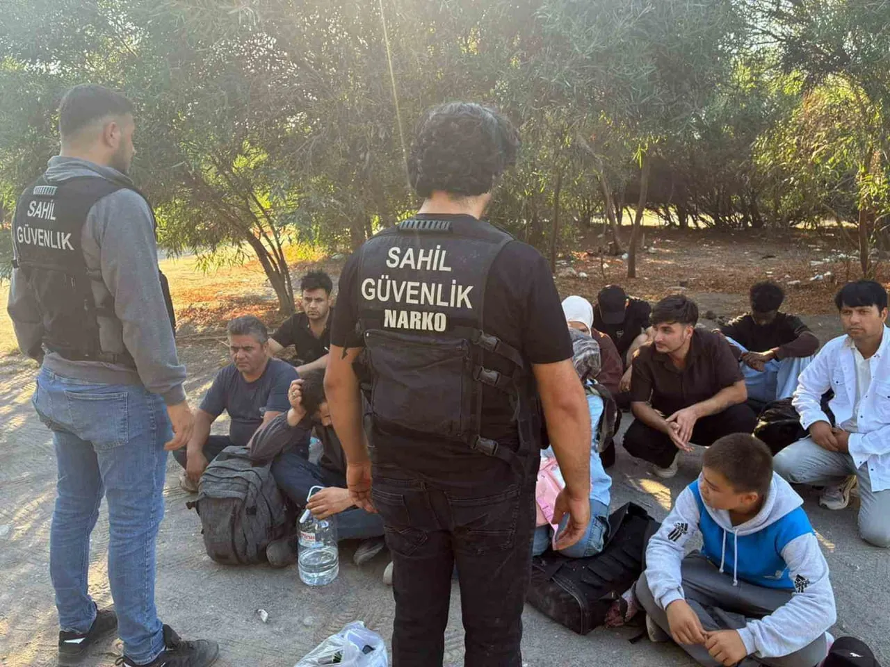 MUĞLA’NIN DALAMAN İLÇESİNDE YASA DIŞI YOLLARDAN YURT DIŞINA ÇIKMAK İÇİN BEKLEYEN 18 DÜZENSİZ...