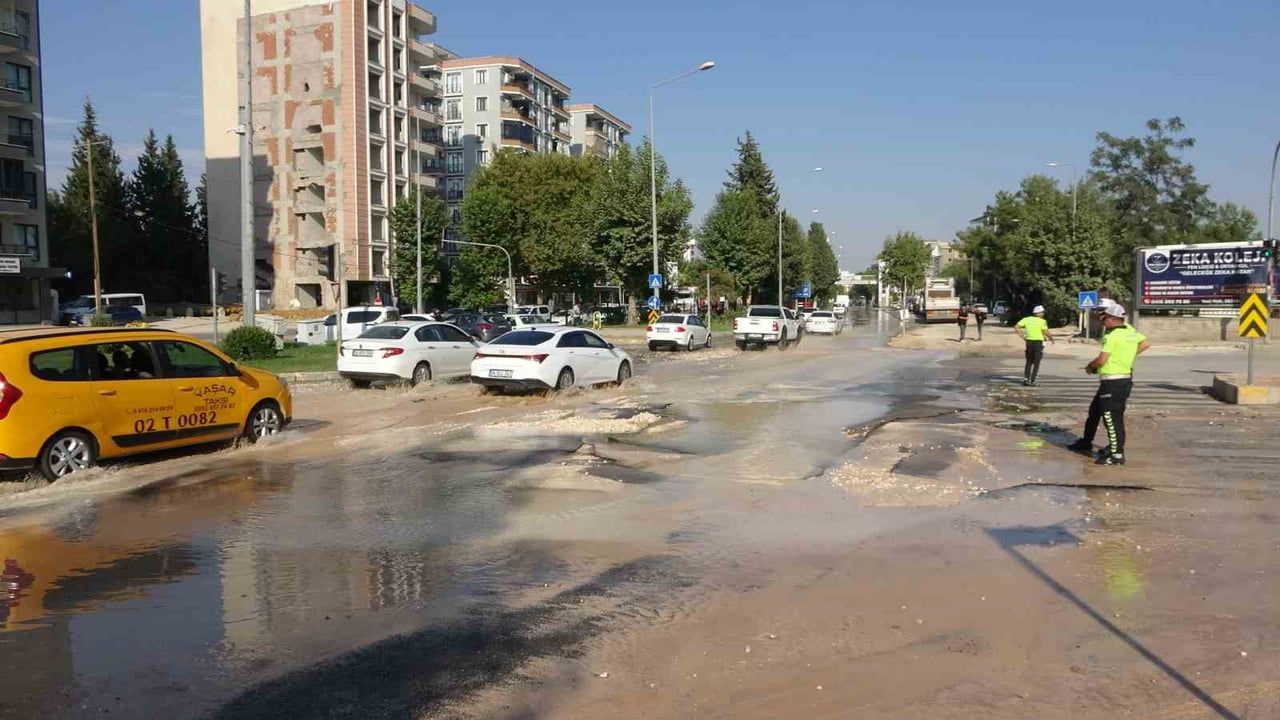 ADIYAMAN’DA BELEDİYEYE AİT ANA SU HATTININ PATLAMASI SONUCU YOLDA BÜYÜK ÇAPLI HASAR MEYDANA...
