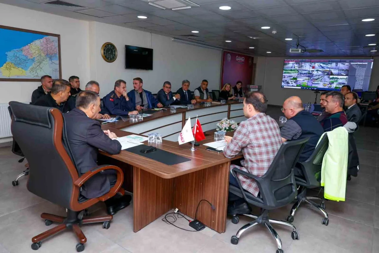 ZONGULDAK'TA ETKİSİNİ SÜRDÜREN YOĞUN YAĞIŞ NEDENİYLE YAŞANABİLECEK OLUMSUZLUKLARA KARŞI YÜRÜTÜLEN...