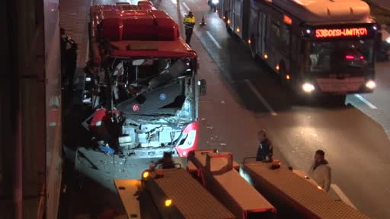 Ankara'da otobüs, üst geçit asansörüne çarptı: 24 yaralı