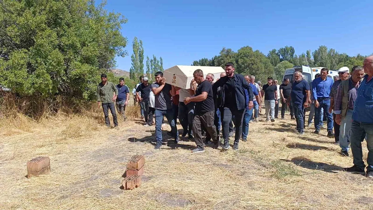 MUĞLA’DA ÖLDÜRÜLEN MALATYALI GENÇ KADIN MEMLEKETİNDE TOPRAĞA VERİLDİ