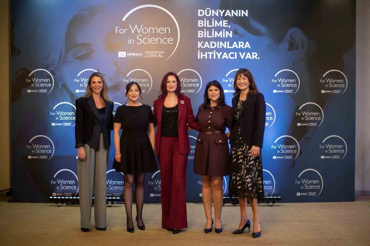 (SOLDAN SAĞA) L’ORÉAL TÜRKİYE KURUMSAL İLİŞKİLER VE ETKİLEŞİM DİREKTÖRÜ VE ÜLKE SÜRDÜRÜLEBİLİRLİK...