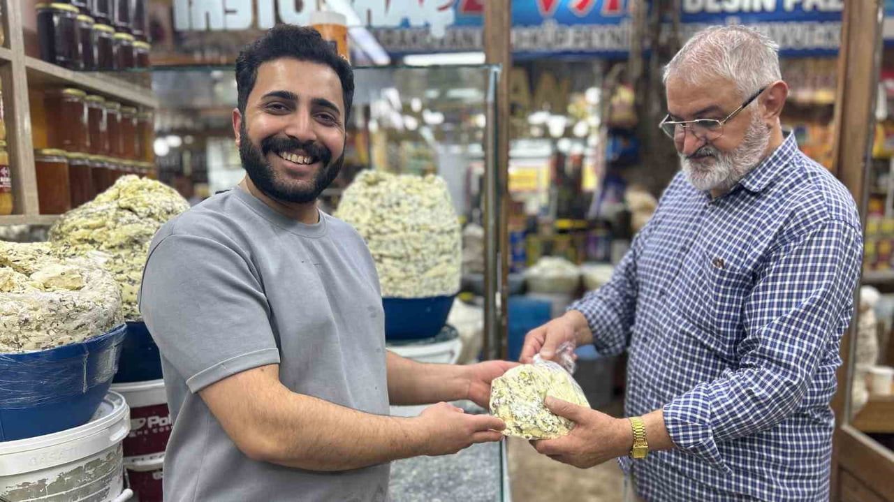 VAN’IN ASIRLARDIR SOFRALARDAKİ YERİNİ KORUYAN MEŞHUR OTLU KÜP PEYNİRİ, KIŞ AYLARINDA TÜKETİLMEK...