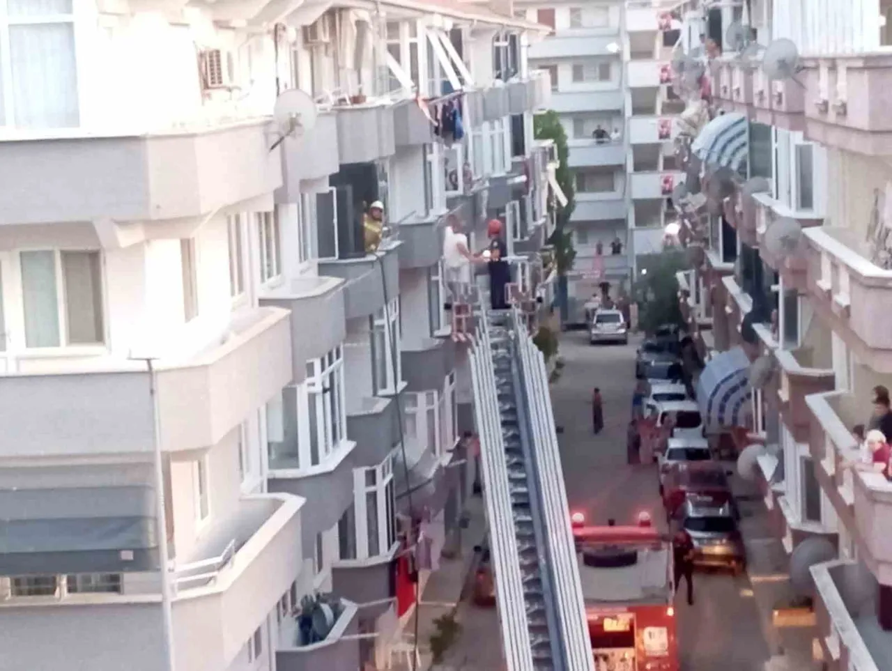 BURSA’NIN GEMLİK İLÇESİNDE BİR EVDE ÇIKAN YANGINDA MAHSUR KALAN 2 KİŞİ İTFAİYE EKİPLERİ TARAFINDAN...