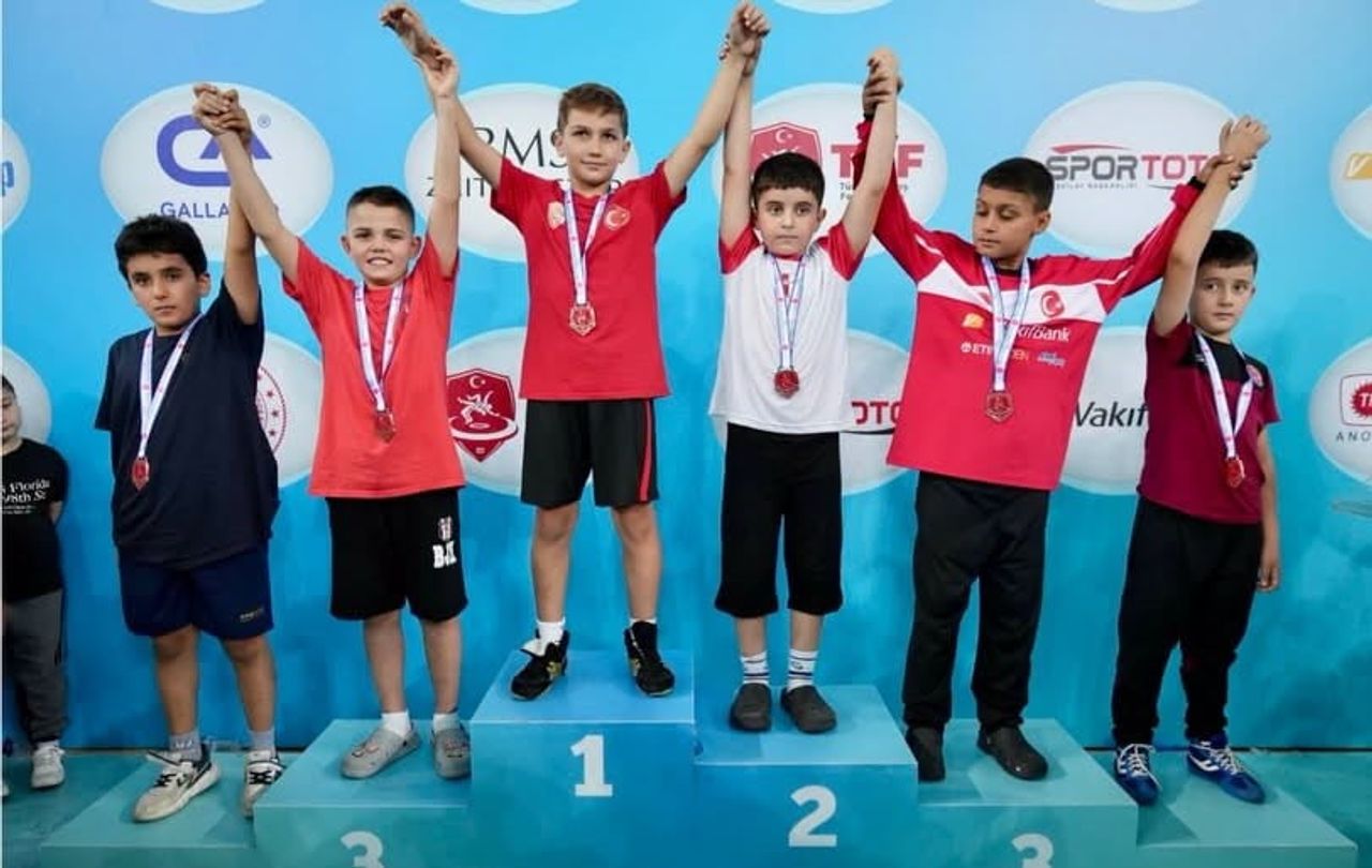 ALİAĞALI GÜREŞÇİLERDEN İKİ TÜRKİYE DERECESİ BİRDEN