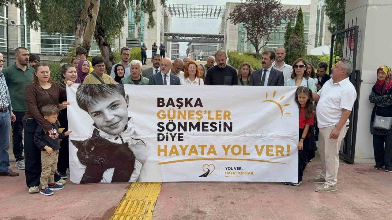 SAMSUN'DA BİSİKLETİYLE YAYA GEÇİDİNDEN GEÇERKEN OTOMOBİLİN ÇARPMASI SONUCU HAYATINI KAYBEDEN 12...