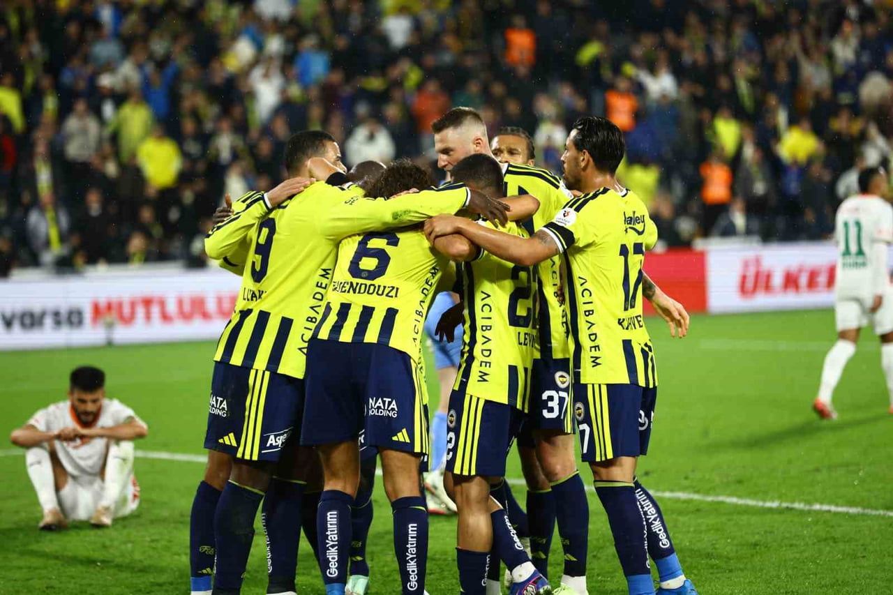 SÜPER LİG’DE CORENDON ALANYASPOR’U 3-0 MAĞLUP EDEN FENERBAHÇE, RAKİBİNE KARŞI 10 MAÇLIK...