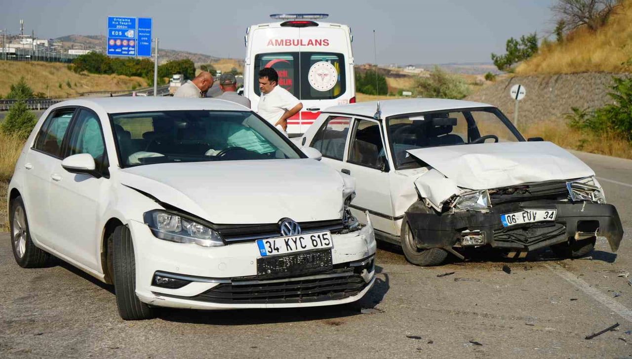 KIRIKKALE'DE İKİ OTOMOBİLİN KAFA KAFAYA ÇARPIŞMASI SONUCU MEYDANA GELEN TRAFİK KAZASINDA 5 KİŞİ...