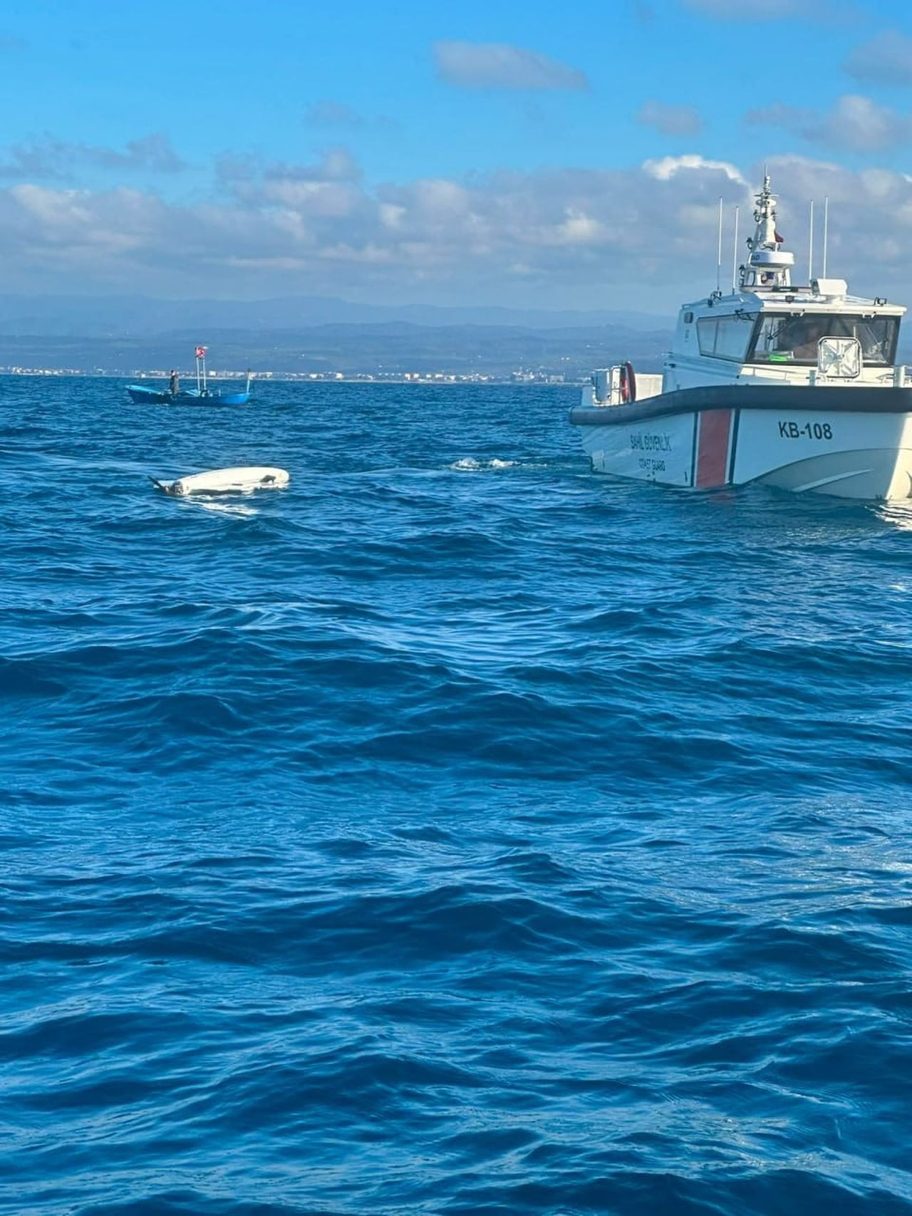 SAKARYA'NIN KARASU İLÇESİ AÇIKLARINDA, DENİZ YÜZEYİNDE TERS DÖNMÜŞ HALDE BİR DRONE BULUNDU. İHBAR...