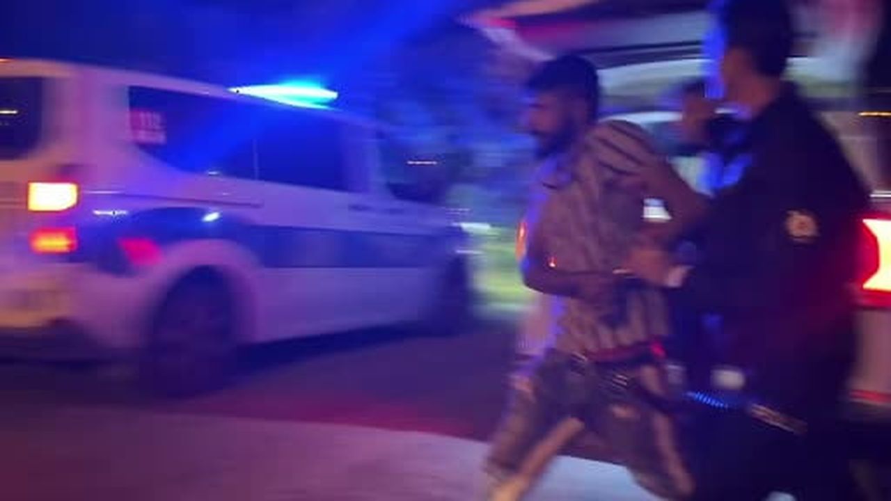 Direksiyona alkollü geçti, 2 araca çarpıp yaya olarak kaçtı