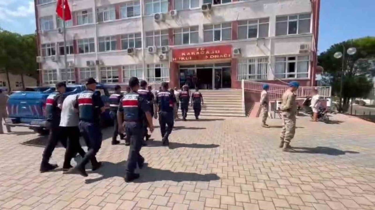 İŞLEMLERİNİN ARDINDAN MAHKEMEYE ÇIKARILAN 7 ŞÜPHELİ TUTUKLANARAK CEZAEVİNE GÖNDERİLDİ.
