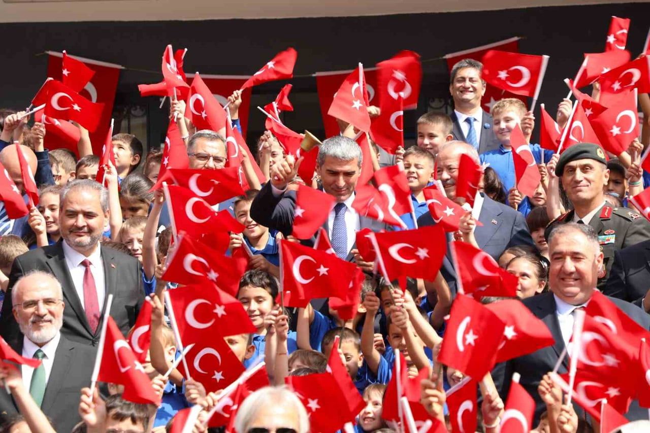 AFYONKARAHİSAR VALİSİ DR. NACİYE AKTAŞ, KENT GENELİNDE 971 EĞİTİM KURUMUNDA 11 BİN 258 İDARECİ...
