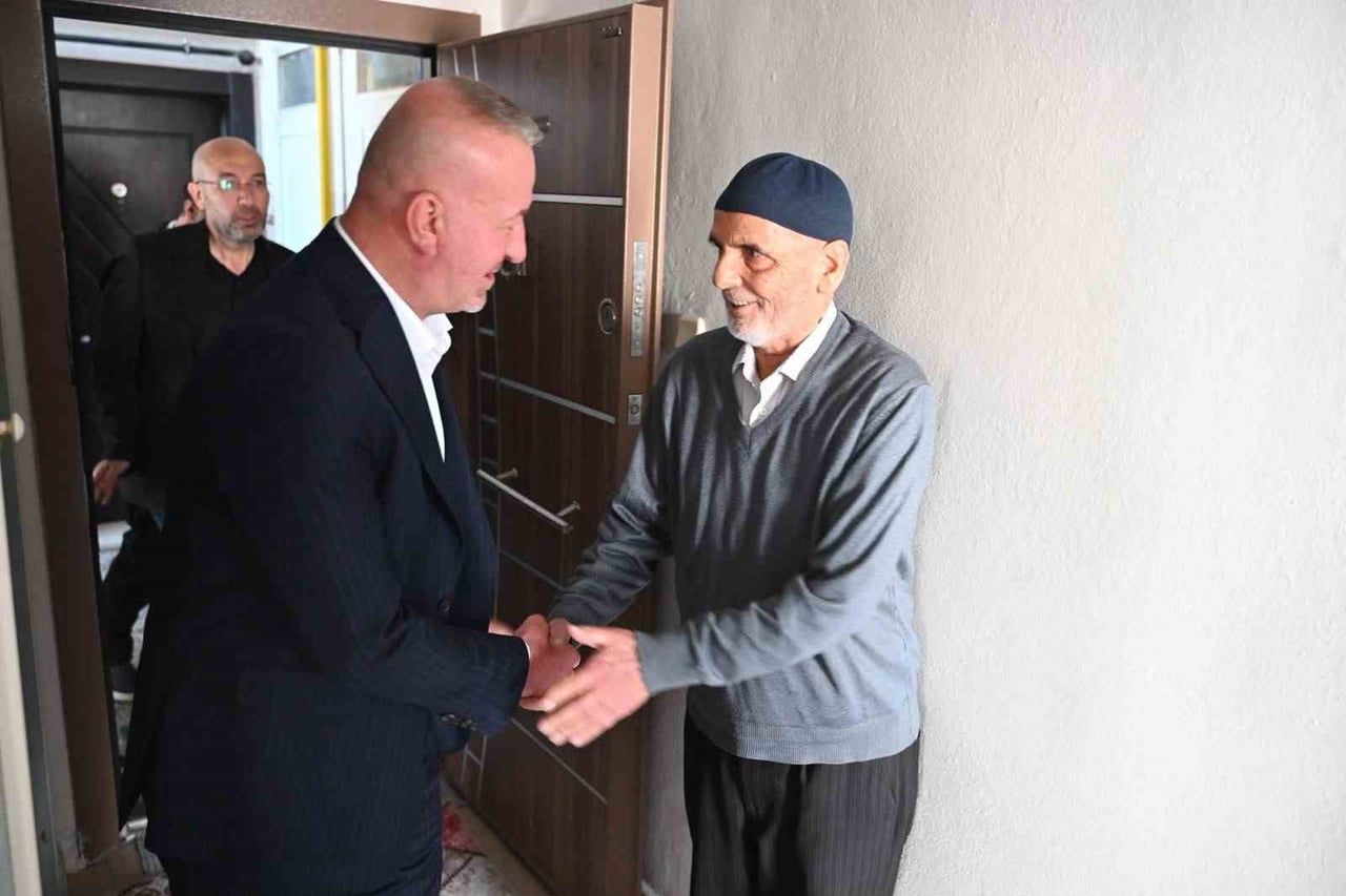 KARACABEY BELEDİYE BAŞKANI FATİH KARABATI, 1 EKİM DÜNYA YAŞLILAR GÜNÜ DOLAYISIYLA AŞEVİ’NDE KENDİ...