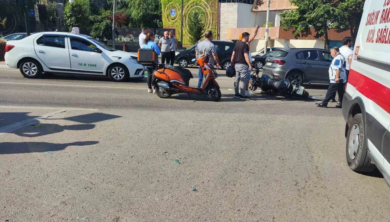 BURSA'DA KAVŞAKTA, MOTOSİKLETİN AMBULANSA ÇARPTIĞI KAZADA MOTOSİKLET SÜRÜCÜSÜ YARALANARAK...