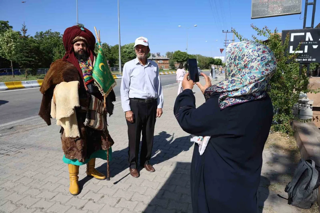 SELÇUKLU KÜLTÜRÜNÜ YAŞATMAK ADINA DÖNEMİN KIYAFETİYLE, CUMHURBAŞKANI RECEP TAYYİP ERDOĞAN’I GÖRMEK...
