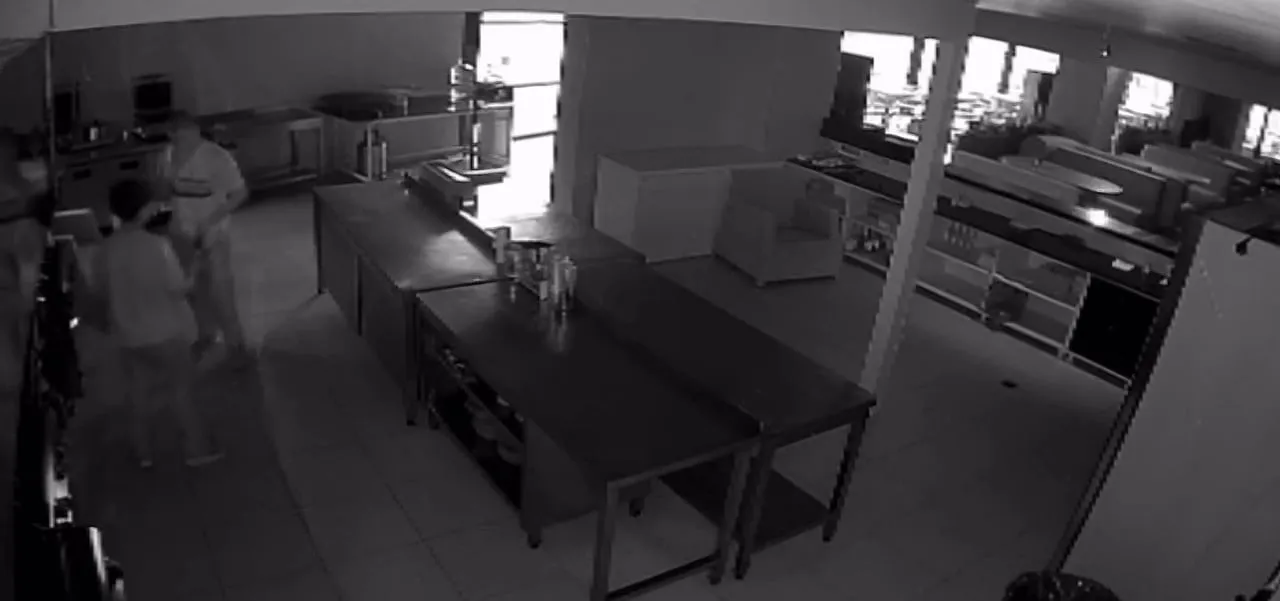 ELAZIĞ'DA BİR İŞ YERİNE GİREN İKİ HIRSIZIN RAHAT TAVIRLARI PES DEDİRTTİ.