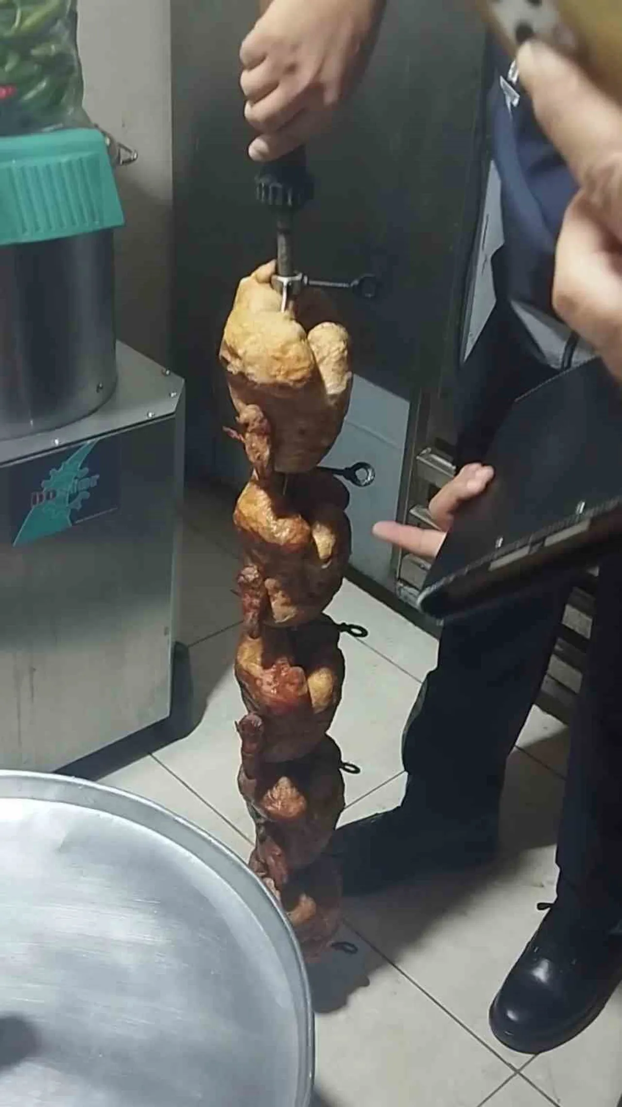HATAY’DA ZABITA EKİPLERİNİN RESTORANA GERÇEKLEŞTİRDİKLERİ DENETİMLERDE MİDE BULANDIRAN GÖRÜNTÜLER...